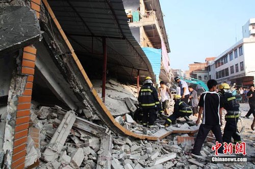 组图:广西贵港一楼房倒塌12人被埋 致3死9伤