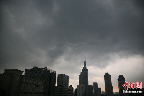 南京遭雷电暴雨突袭 空中乌云呈龙吸水状