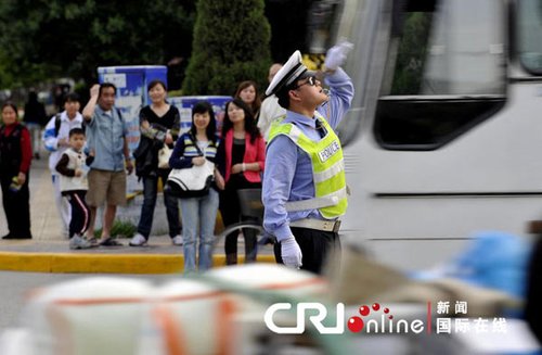 西安交警模仿杰克逊舞蹈指挥交通引网友争议_