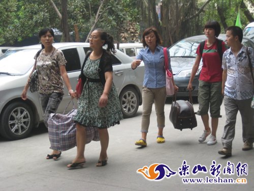 乐山大学新生开学报到 亲友组团护送[图]