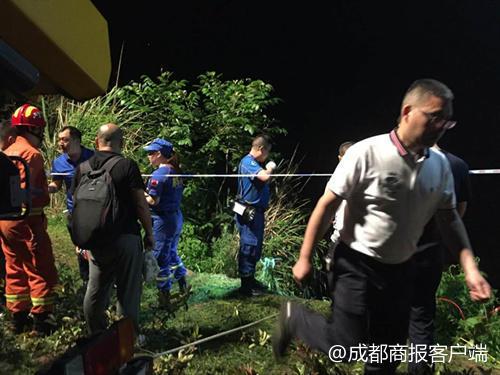 巴中通江县一轿车坠河2人死亡 目前已被打捞上