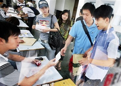 电影学院开学:张一山报到一波三折 军训全程参