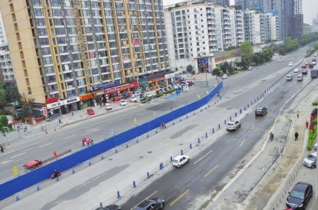 成都地铁4号线清江路口站主体开工 分四期围挡