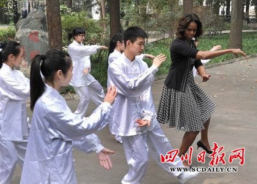 奥巴马夫人米歇尔向成都中学生学打太极拳