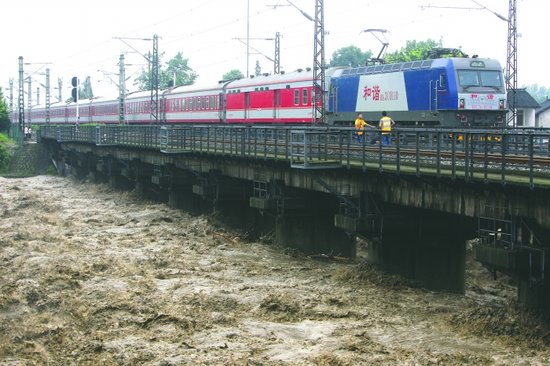 暴雨致成都一水泥厂5个大型铁罐落水 宝成线告