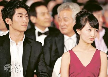 汤唯低胸白裙惊艳釜山电影节 周冬雨受关注