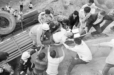 甘肃一驾校教练车跌落10米高桥下致6死16伤(