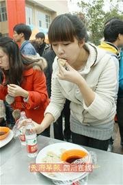 <em>川师</em>办大胃王比赛 <em>美女</em>5分钟吃下25饺子夺冠_