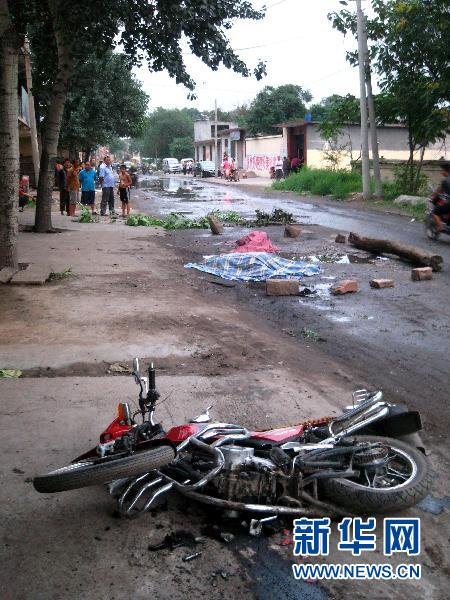 河北省元氏县一铲车冲撞多辆汽车造成8人死亡