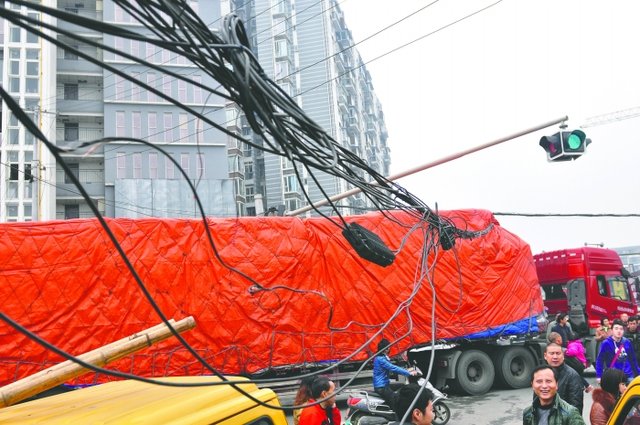 货车挂上电缆扯松8根电杆 维修费需10万元(图