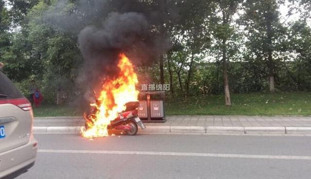 绵阳九洲大道一摩托车自燃 造成过往车辆拥堵(图)
