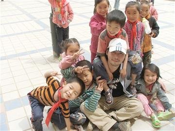 成都酒吧老板当志愿者 每年陪孩子们过六一