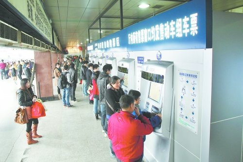 成都火车北站新增6台自助购票机 买车票不挤