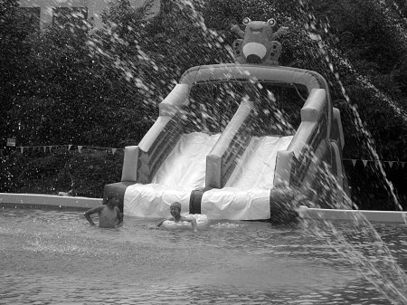 成都移动游泳池营业 围观者多体验者少(图)_新