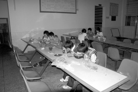 泸县学生反映在食堂吃不饱 学校承认分量不足