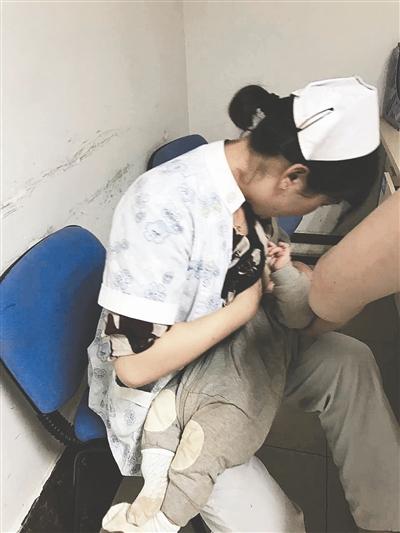 年轻妈妈车祸后不能动弹 女护士撩衣给婴儿喂