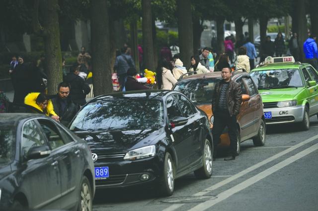 成都交警:人在车上 车没熄火违停超10秒就要罚