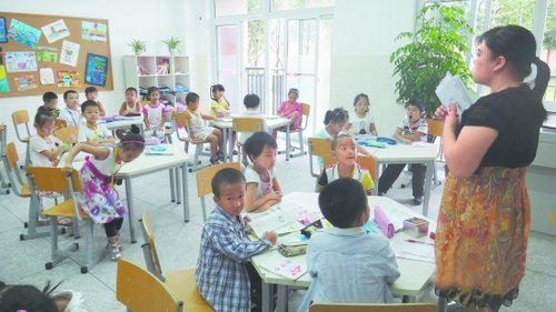 小学低年级上课用六边桌 围坐成圈分组学习