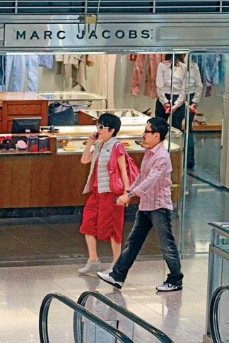 张柏芝将生二胎狄波拉大喜 全身红衣求平安【图】