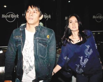 印尼当红歌手性爱影片流传 如冠希艳照翻版_腾