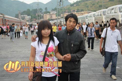 前往万源火车站迎接专程从新疆返回万源的哥哥陈启 ...
