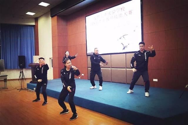 四月芙蓉寒已尽 七实春蚕暖正浓