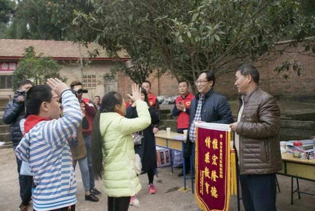 太快了:情暖村小 为爱骑行