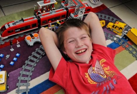 英男童一睡觉呼吸即停止 靠呼吸机顽强存活 _