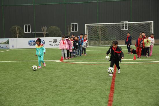 彭州市实验小学开展足球进校园活动