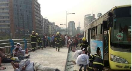 宜宾一辆公交车自燃5人被送医院救治(图)