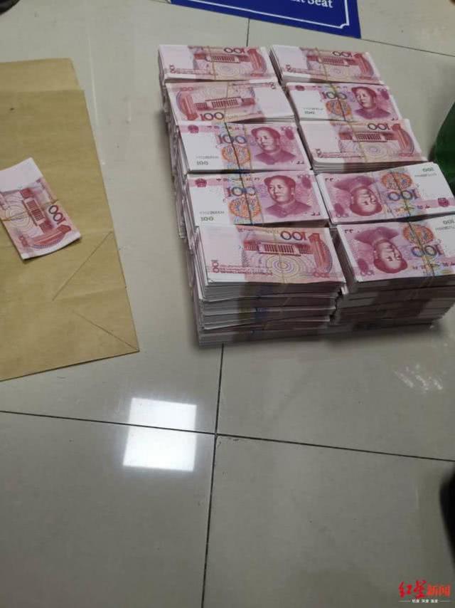 民警在四川南部县街头发现他时,他的一个提包内竟然装有百万现金,只