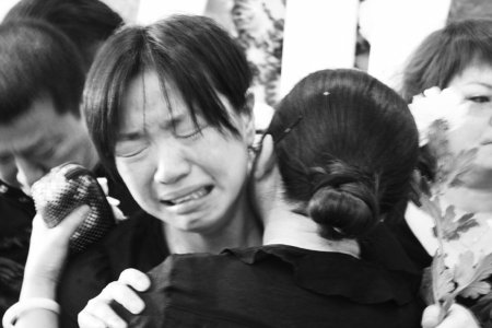 送别最牛校长 儿子三鞠躬感谢天下人(图)