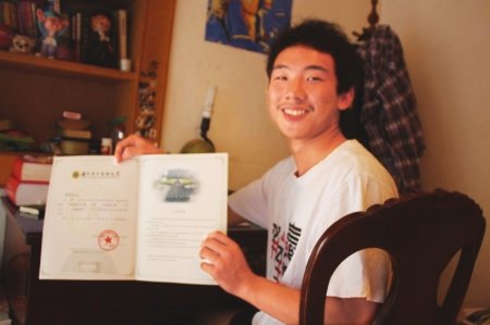 川南各地高分考生陆续收到名校录取通知书