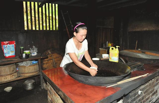 宜宾女孩没钱吃饭交学费 到学校食堂打工(图)
