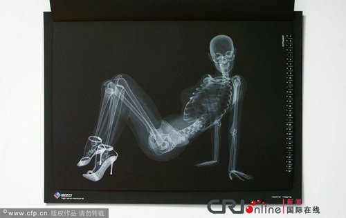 日本推出X光版骨感美女日历(组图)_新闻滚动