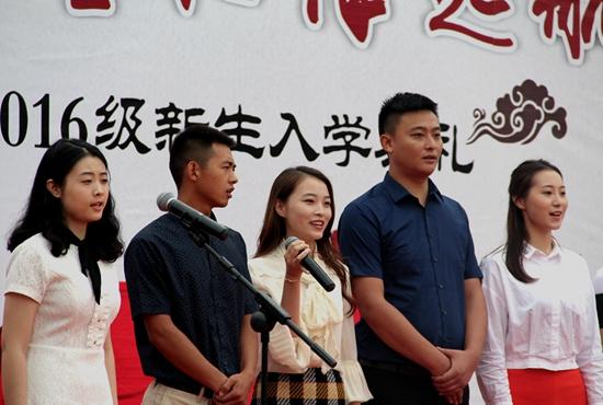 成都一小学开学典礼 家长给孩子写信约定毕业