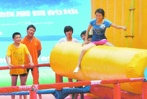 水上闯关 男同胞积极性不高哦_新闻滚动