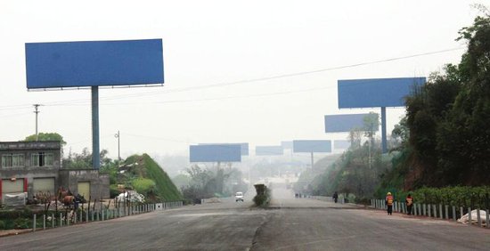 泸州百余野广告牌抢占四条高速 价值两千万(图