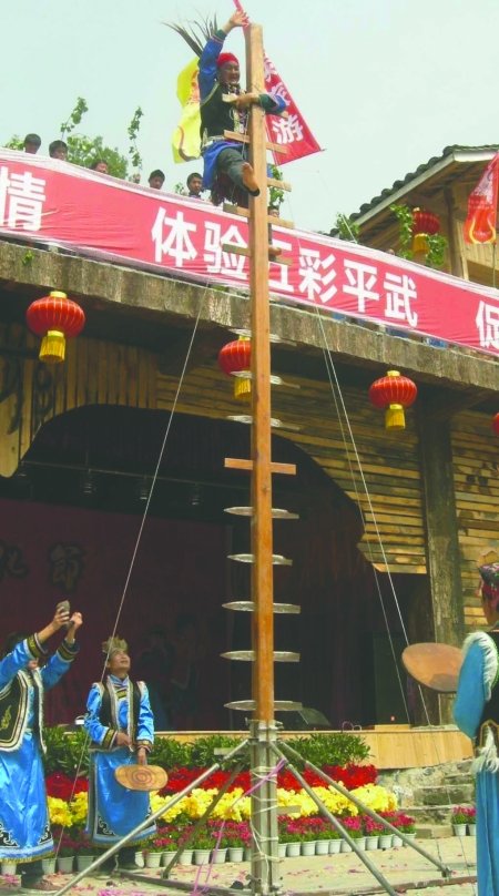 平武“上刀山”传人车祸去世 其子急寻传承人