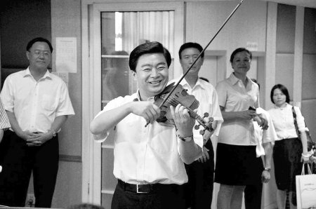 深圳市委书记王荣开学首日即兴演奏小提琴