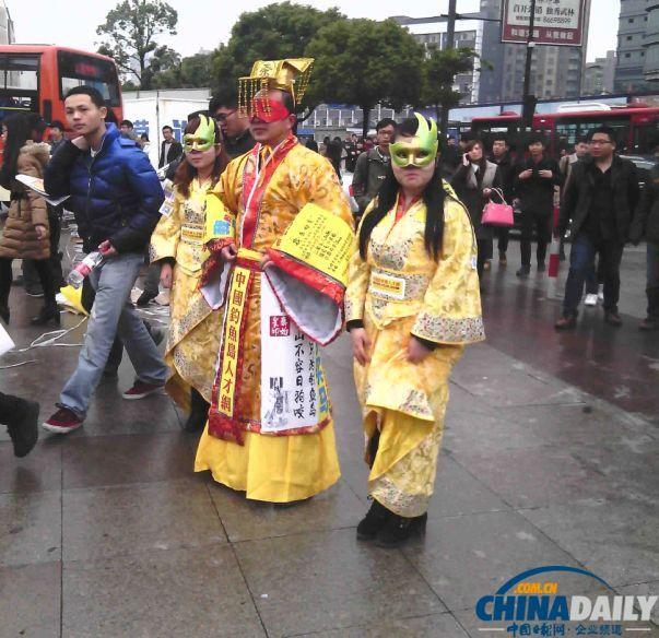 秦始皇创办《中国钓鱼岛人才网》惊现招聘会现场图片
