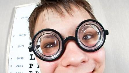 高度近视背后可能潜藏疾病 重者或会失明