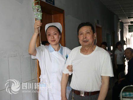 广安区妥善安置被洪水围困的区人民医院病人_