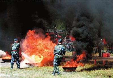 北京大学2700名正在军训学生参加消防疏散演习