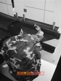 <em>偷窥女厕</em>被抓现行_大成网_腾讯网