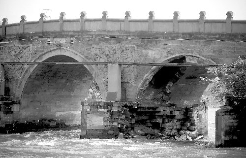 双流华阳通济桥桥墩部分垮塌已有185年历史_