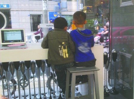 娃娃热衷ipad玩游戏 超6成苹果体验店遭蹭玩