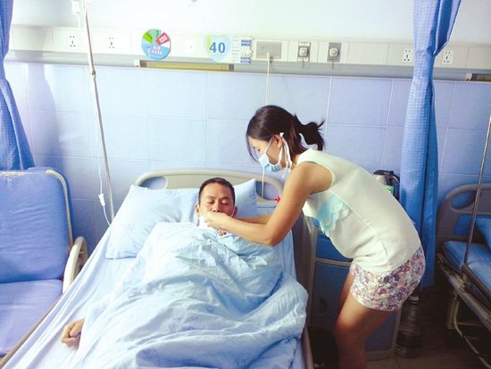 <em>男友</em>患白血病 90后内江<em>女友</em>悉心照顾不离不弃