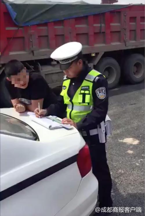 巴中货车司机录视频质疑辅警执法 警方称系正常履职