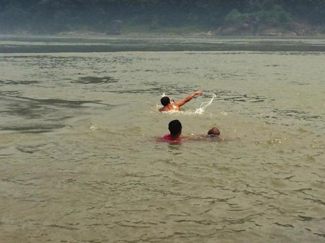 泸州10岁女孩掉进长江 五波人接力救援救其上